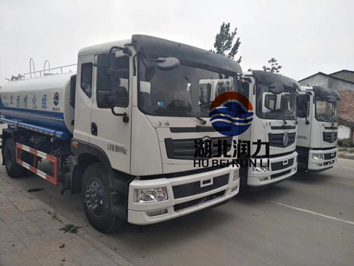 乌鲁木齐客户提东风T5洒水车