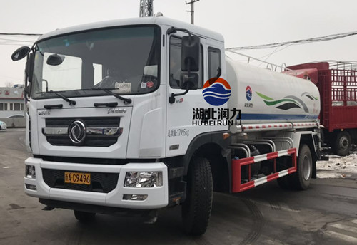 客户喜提两台东风多利卡D9驾驶室15方洒水车